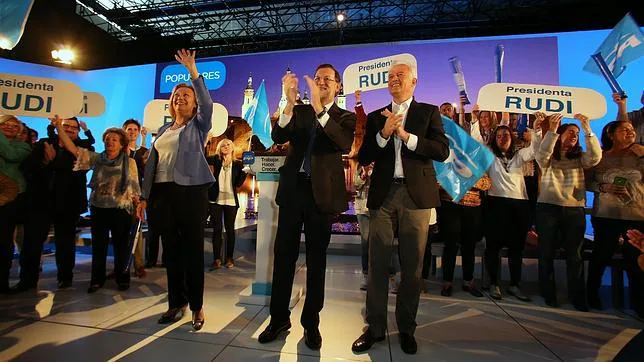 Mariano Rajoy, junto a la candidata para Aragón, Luisa Fernanda Rudi
