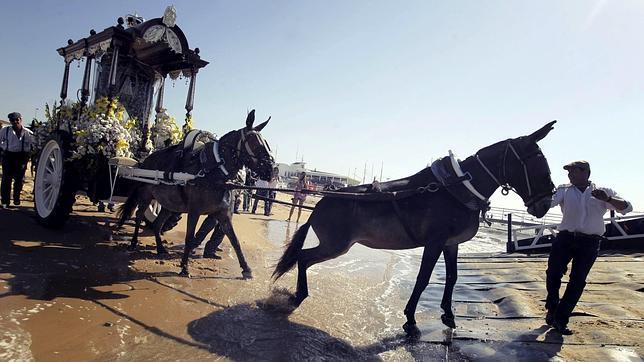 Miembros de la Hermandad del Rocío de Rota a su paso por Bajo de Guía, en Sanlúcar de Barrameda, de camino hacia el Rocío