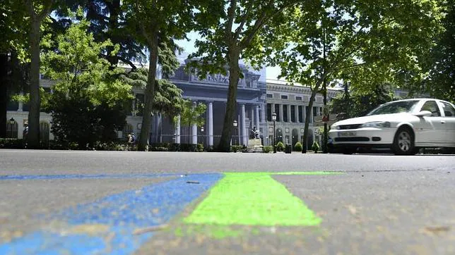 El Salón del Prado «repinta» de azul a verde las plazas de aparcamiento regulado