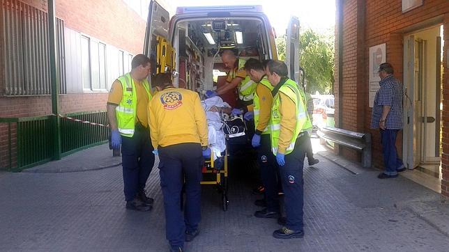 Los sanitarios de Emergencias Madrid atienden al hombre apuñalado en Latina