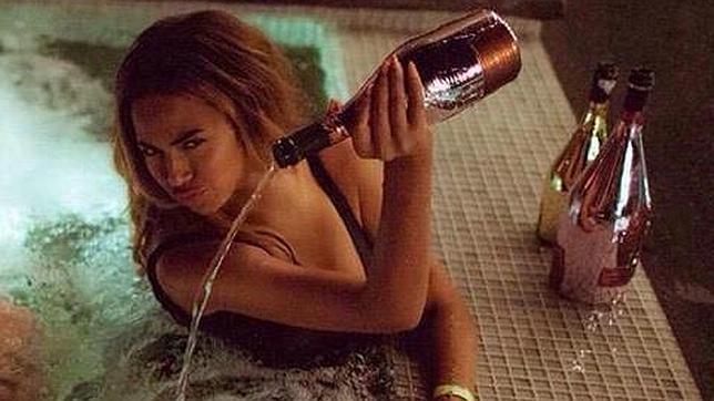 Beyonce enciende las redes al desperdiciar un champagne de 20.000 dólares