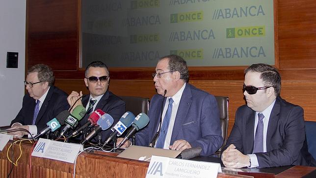 Abanca impulsa la primera aplicación de banca móvil para invidentes