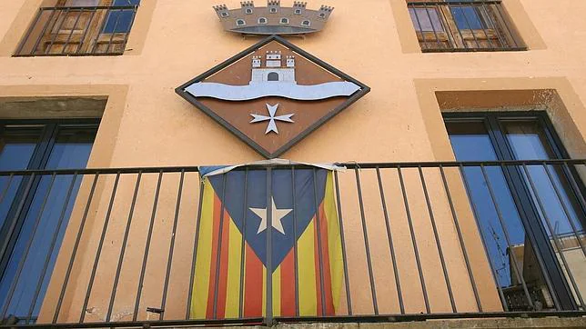 Bandera «estelada» colgada en el Ayuntamiento de Miravet