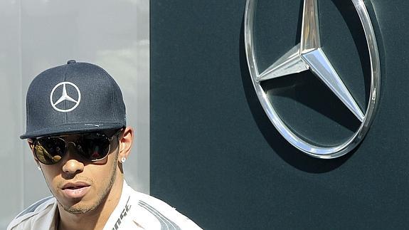 Hamilton renueva con Mercedes