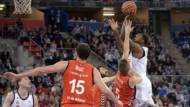 El Caja Laboral supera con claridad al Real Madrid y se clasifica para playoff