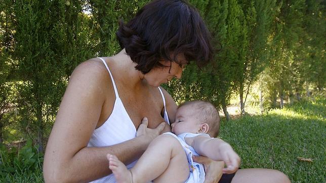 La lactancia materna protege de la contaminación ambiental