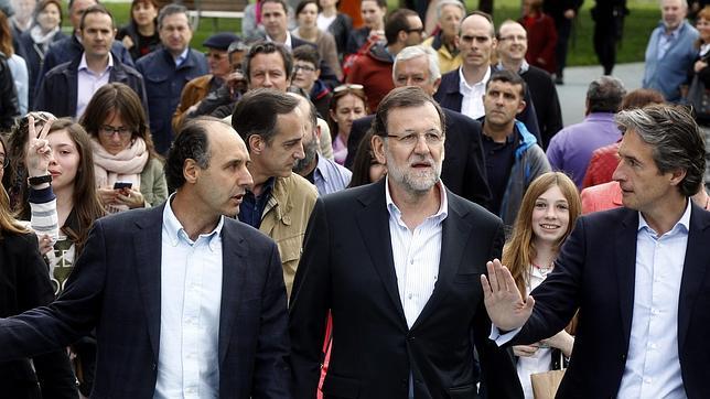 El presidente del Gobierno, Mariano Rajoy, junto al candidato a la reelección Presidencia de Cantabria, Ignacio Diego