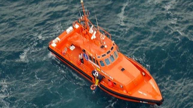 Así fue el rescate de los dos tripulantes del helicóptero que cayó al mar en Valencia