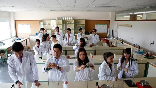 Los alumnos de Bachillerato del IES. Diego de Praves, en una clase en el laboratorio de este centro