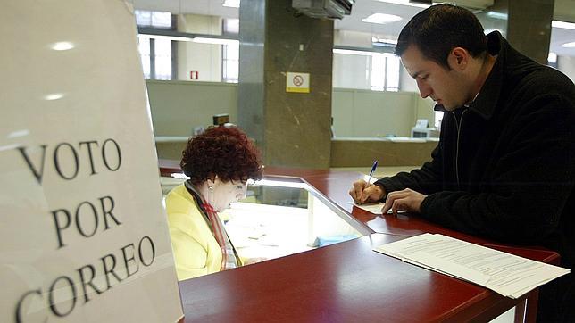 Más de 64.000 castellanos y leoneses residentes en España han solicitado el voto por correo