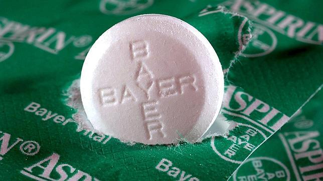 Una aspirina del grupo Bayer descansa sobre su envoltura en Düsseldorf