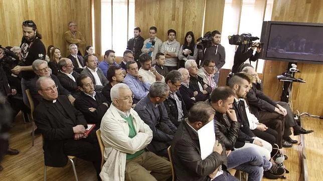 Los 23 imputados en el juicio por la supuesta retirada irregular de multas en la Jefatura de Tráfico de Lugo