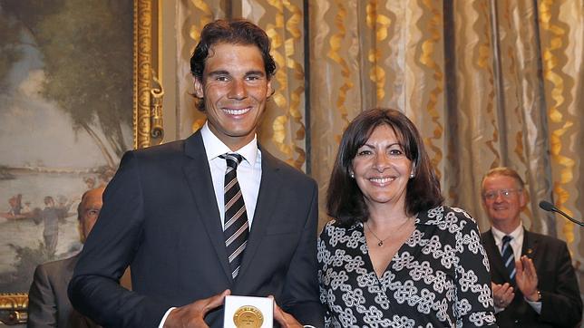 París condecora a Nadal, «el más parisino de los mallorquines»