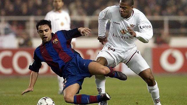 Xavi y Baptista pugnan por un balón