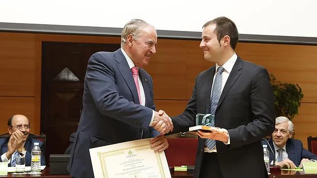 Ignacio Rada Pichardo, a la derecha, recibe el galardón de la Escuela Superior Técnica de Madrid