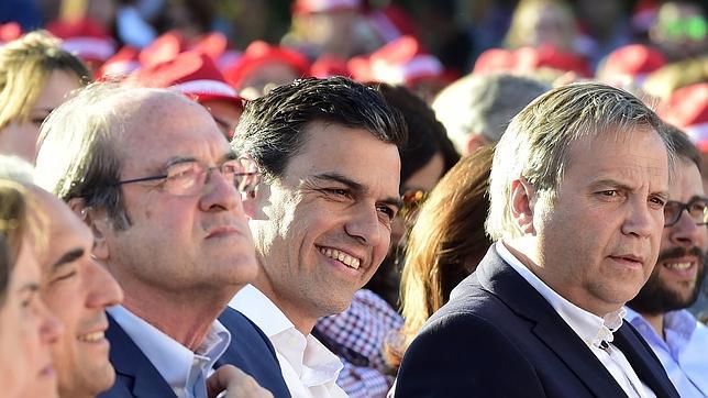 Sánchez dice a los jóvenes que «no es hora de dividirnos sino de unirse al PSOE»