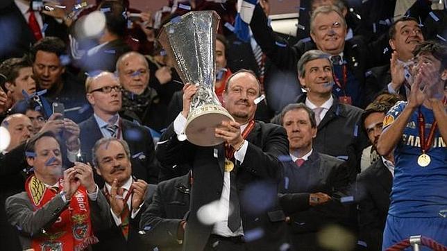 Ben´itez, con la Europa League lograda con el Chelsea en 2013