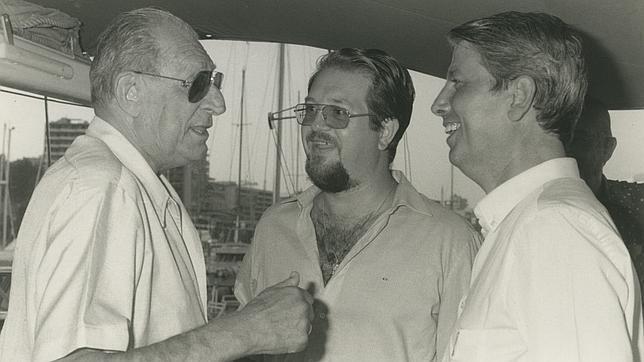 23/08/1985. Don Juan de Borbón conversa con su ayudante, el capitán de fragata Francisco Fernández Núñez, y con el enviado especial de ABC en Palma de Mallorca, José Miguel Santiago Castelo.