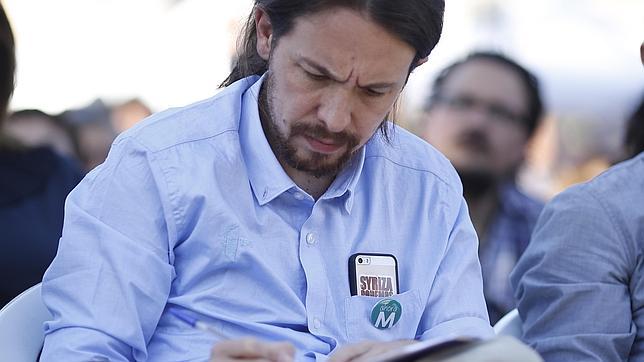 La pegatina del móvil de Pablo Iglesias reza Syriza Podemos