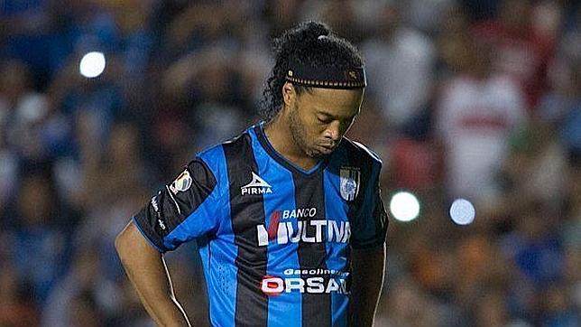 Ronaldinho se enfada y se va del campo