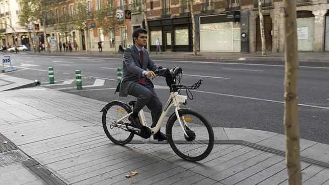 Un hombre circula por el carril bici de la calle Serrano en las biciletas públicas