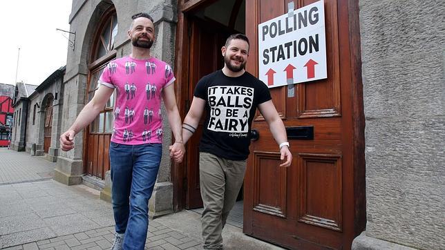 Una pareja de homosexuales, tras votar en Dublín en el referéndum sobre la legalización del matrimonio gay