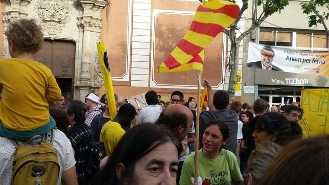 Concentración contra el bilingüismo a las puertas de la Escuela Pía Santa Anna de Mataró