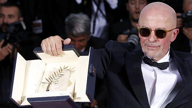 El cineasta francés Jacques Audiard sostiene la Palma de Oro del Festival de Cine de Cannes 2015