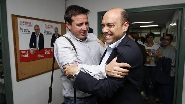 Gabriel Echávarri, sonriente en la sede del PSPV en Alicante tras los resultados obtenidos