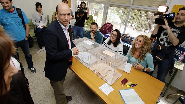 Gabriel Echávarri, candidato al Ayuntamiento de Alicante por el PP, vota en su colegio electoral
