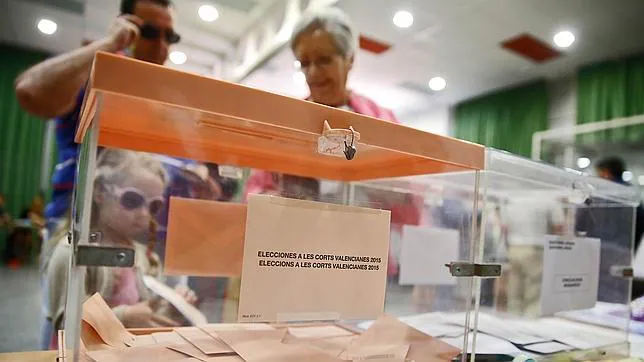 Varios votantes en un colegio electoral de Valencia