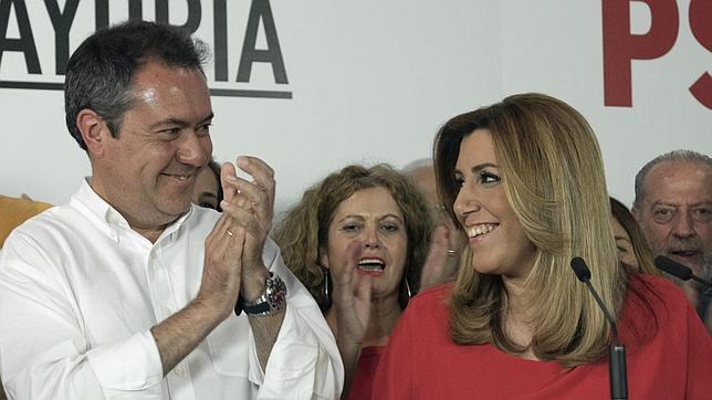 Juan Flores, junto a Susana Díaz en la noche electora