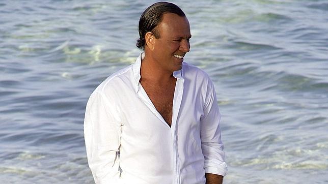 Julio Iglesias se hace de rogar para recoger el título de hijo predilecto de Madrid