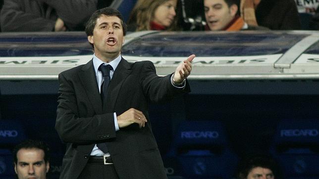 López Caro, durante un encuentro en el Santiago Bernabéu