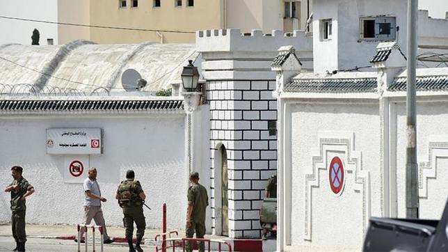 Un soldado ha abatido hoy a un coronel en un cuartel militar de Túnez