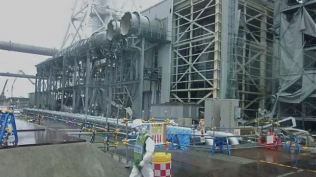 Unos 7.000 operarios trabajan en la siniestrada central de Fukushima 1 para controlar sus fugas y desmantelarla