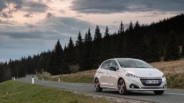 El nuevo Peugeot no solo se ha actualizado estéticamente, en cuanto a los motores, tanto los gasolina como los diésel cumplen ya con la normativa Euro6