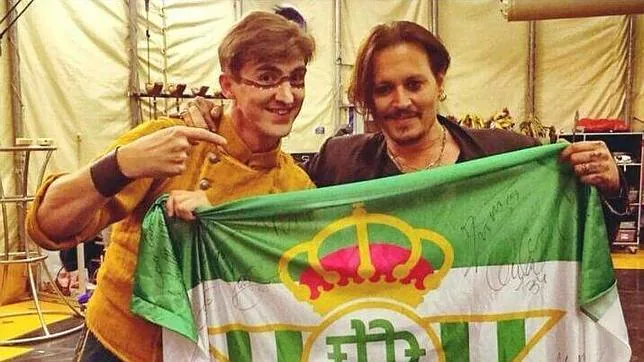 Johnny Deep posa con una bandera del Real Betis