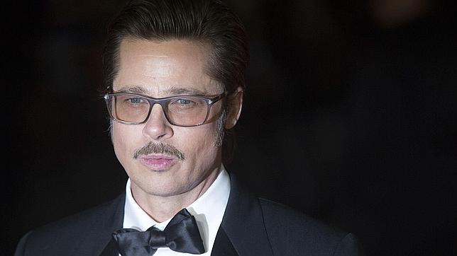 Brad Pitt es bisexual y paga para tener citas con hombres, según «Star»