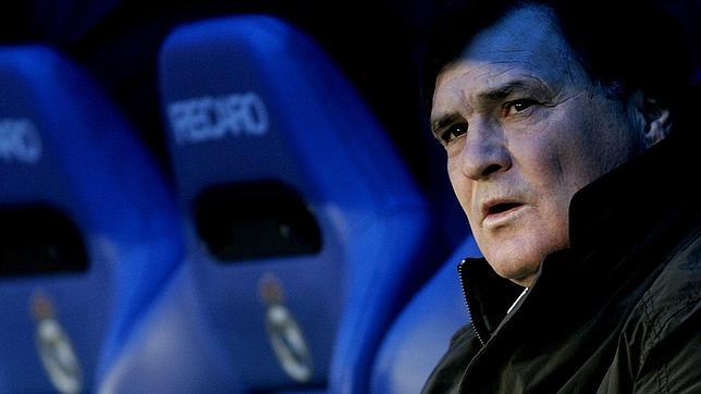 Camacho, en el banquillo del Bernabéu