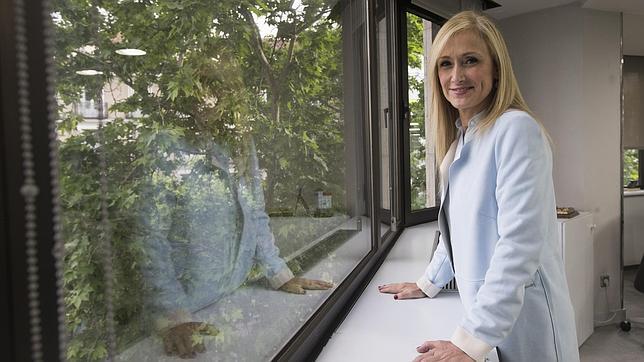 Cifuentes asegura que no le gustan los frentes 'antis' y que en Madrid «todas las opciones son democráticas»