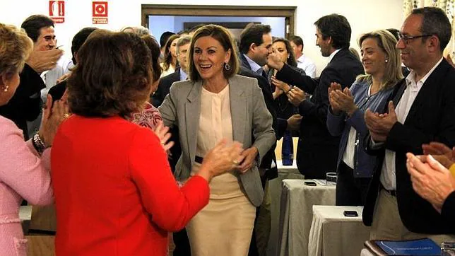 María Dolores de Cospedal saluda a sus compañeros de partido durante el Comité Ejecutivo Regional