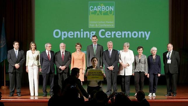 Uno de los activistas se cola delante de la foto de familia de la inauguración en Barcelona de la Carbon Expo