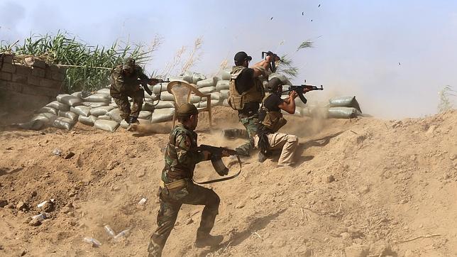 Miembros del Ejército iraquí luchan contra el Estado Islámico