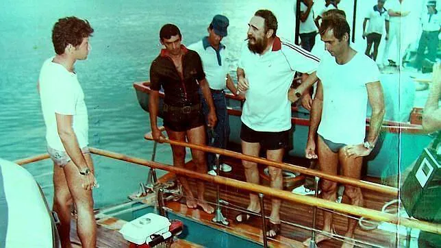 Fidel Castro se prepara para pescar desde las lanchas «Pionera I» y «Pionera II» unidas. Juan Reinaldo Sánchez va vestido de oscuro