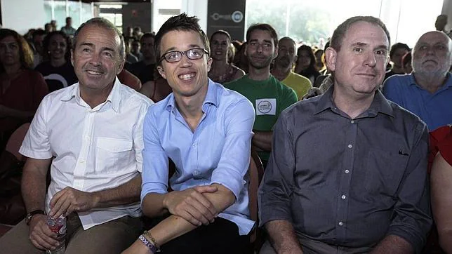Íñigo Errejón junto al cabeza lista al Parlamento por Santa Cruz, Paco Déniz, y su homólogo al Cabildo de Tenerife, Fernando Sabaté
