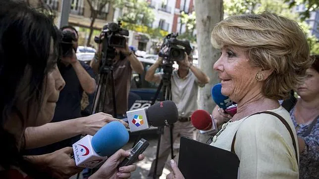 Esperanza Aguirre atiende a los medios de comunicación a las puertas de la sede del PP en la calle Génova