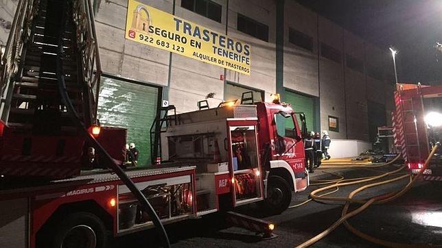 Extinguen un incendio en una nave industrial en el polígono de El Rosario, en Tenerife