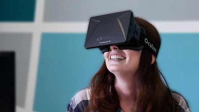 Una persona posa con las Oculus