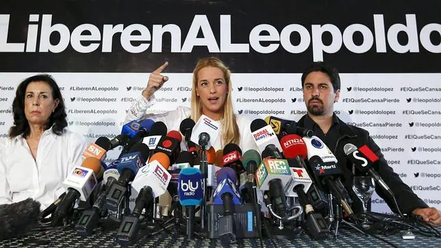 Lilian Tintori, esposa de Leopoldo López, durante una rueda de prensa